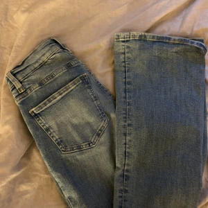 Lågmidjade bootcut - Lågmidjade jeans från Gina