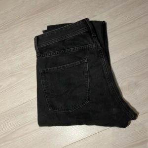 Jack & Jones jeans - Säljer dessa svarta snygga jeansen från Jack & Jones. Storleken är 30:32 och har passformen relaxed chris.