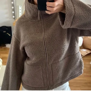 Hm teddy jacka - Jätte fin o gosig brun teddy jacka från hm, helt ny med prislapp. Kan även skicka bild på att den finns kvar! Helt slutsåld i hela sverige💞Lägg gärna prisförslag!!!!!
