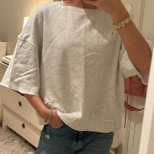 Sweatshirt tshirt - Sweatshirt tshirt, ursprungligen en sweatshirt från hm som jag klippt bort armarna på! Så snygg verkligen!! Storlek m, passar såklart mindre storlekar och troligtvis större också - beror på hur man önskar passformen!  Bra skick