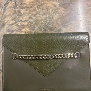 Ideal of sweden datorväska  - Hej säljer en helt nytt ideal of sweden olivgrön datorfodral som ni ser på bilden. Säljer på grund av passar inte min dator. Jag köpte det från Vinted för 600kr