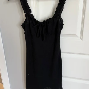 Svart klänning  - Använd men fin, vanlig svart klänning 