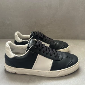 Valentino flycrew - nyskick || strlk 40 || alla nitar är kvar || box, 2 dustbags, extra skosnören medföljer ||  hör av er vid intresse!