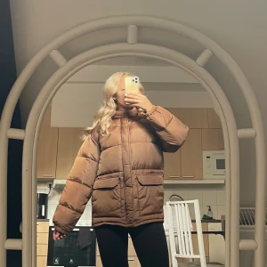 Vinterjacka - Brun vinterjacka med fyra fickor🤎 Använd ett fåtal gånger, inga skador🤍