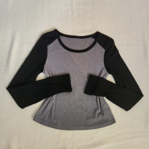 Långärmad topp - Långärmad topp med kroppsnära passform. Perfekt nu till hösten!