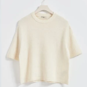 Vit stickad tröja från & Other Stories - Säljer en superfin och populär stickad tshirt från Gina tricot. Den är bara använd några gånger men säljer för att den inte kommer till användning💓💓