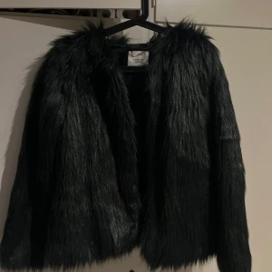 Pälsjacka  - En fuskpäls i mörkgrön nyans, väldigt fin och välbevarad🤎 