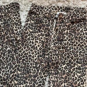 Leopard jeans - Så snygga leopard jeans som tyvärr blivit för små för mig. Jätte fint skick och passar perfekt både till vardags och fest!