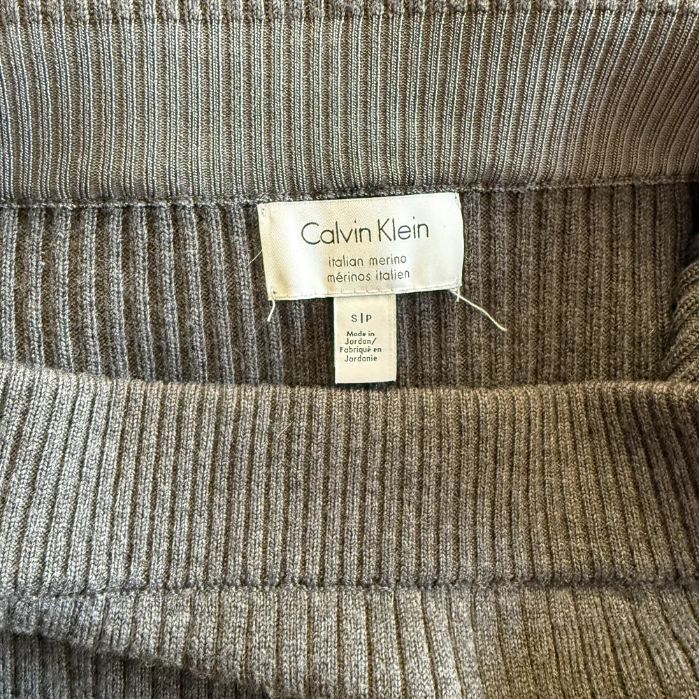 En grå stickad mysig Calvin Klein kjol, perfekt för hösten och våren när man vill ha kjol men inte kan ha tunna sommar kjolar längre! 🍂🍁  Den är i princip aldrig använd och säljer den för jag har den i annan storlek som passar mig bättre 🥰. Kjolar.