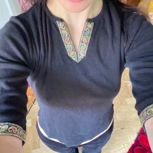 Topp - Unik topp med så fina detaljer och jättefint skuren vid midjan/höfterna🌟