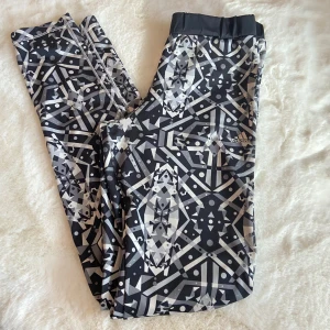Adidas tränings tights  - Tränings tights från adidas i mönstrad färg🤍🖤🩶passar xs bäst skulle jag säga:)