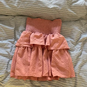 Volangkjol - Rosa kjol💗 Kommer inte ihåg var den är köpt Varsamt använd, inga skador Nypris 399kr