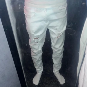 Vita jeans slitningar - Ett par enkla Mind jeans vita