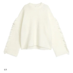 Arket mohair tröja med volang  - Säljer min fina stickade arket tröja i mohair som inte kommer till användning. Bra skick då den endast är använd ett fåtal gånger. Nypris 990kr. Hör av er vid fler frågor💗