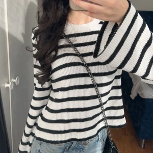 stickad tröja - söt randig stickad tröja från gina tricot, knappt använd. söta lite utsvängda i armarna☺️