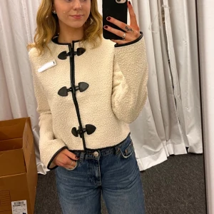 Kofta - Jättefin kofta med snygga detaljer. Använd en gång, säljer pga hade velat haft en annan strl. Slutsåld på hemsidan🖤