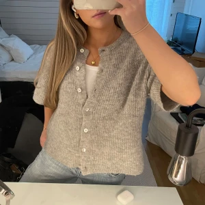 Stickad kofta 🤍 - Såå fin från Gina <3 slutsåld på hemsidan! 