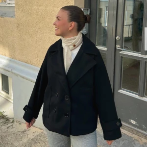 Svart kappa - Säljer min svarta design by si kappa då den inte kommer till användning längre😊. Använd en hel del men är ändå i bra skick. Den är lite nopprig på fickorna men inget som man tänker på! Köpt för 750 kr. Skriv till mig privat för fler bilder💞