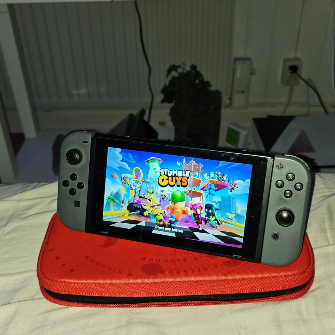 Nintendo Switch med röd väska
