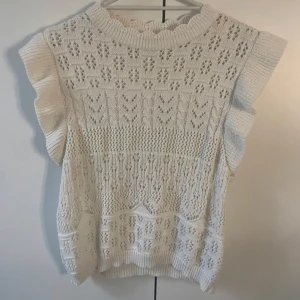 Vit topp från ONLY - En fin vit topp från ONLY. Använd få gånger 