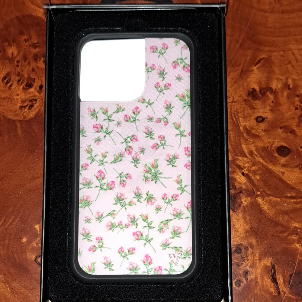 Baby pink rosie posie case från Wildflower till iPhone 15 pro max. Oöppnat. Jag beställde fel modell. . Accessoarer.