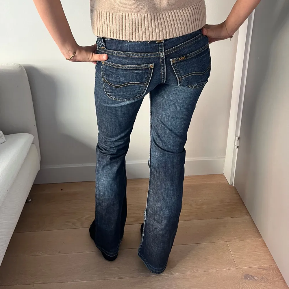 Jättefina lågmidjade Lee jeans i storlek W25 L33, skulle säga att de motsvarar storlek 32/34!😇 Midjemått tvärs över 34 och innerbenslängd 76 🥰 Tjejen på bilden är 166! Kan tänka mig gå ner i pris vid snabb affär 😚😚. Jeans & Byxor.