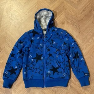 Y2k Hoodie med päls - En hoodie med päls i förutom i ärmarna, otroligt varm. Lite nopprig och pälsen inuti är lite missfärgad.