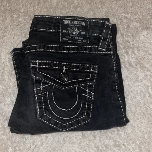 True religion jeans - Skit snygga true religon jeans med coolt mönster på fickorna och vit söm längs innerbenet!  Den svarta färgen är lite urtvättad men det syns på bilderna. Storlek 27, modellen är BILLIE ”mid rise straight”! Pris kan diskuteras ❣️ #truereligon #sthlm 