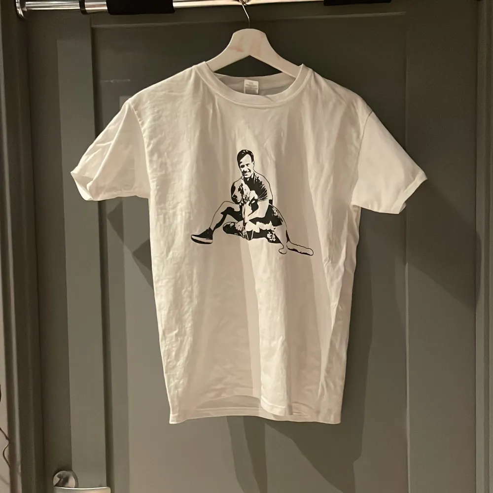 Helt ny t-shirt med Ulf Kristersson på. Aldrig använd. Storlek S. Fins inga dumma frågor. Priset är ej hugg i sten. T-shirts.