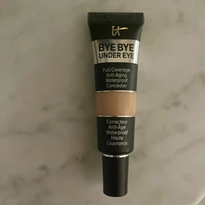 Bye Bye Under Eye Concealer från IT Cosmetics - Säljer en Bye Bye Under Eye Concealer från IT Cosmetics. Den är i nyansen Medium (N) och kommer i en 12 ml tub. Denna concealer är känd för sin fulla täckning och anti-aging egenskaper. Den är också vattenfast, så den håller hela dagen! Enbart testad