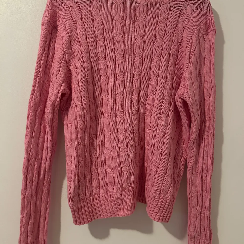 Äkta Ralph lauren stickad rosa tröja. Använd några gånger men är i bra skick. Stickat.