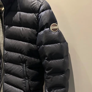 Colmar jacka  - Snygg colmar jacka, inte koll på storlek men skulle säga en Xs-S. Bra skick förutom lite sminkfläckar på insidan av jackan som man ser på sista bilden!🥰 Kontakta för fler bilder eller frågor! 