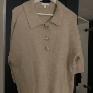 Stickad t shirt - Storlek M men lite oversize enligt mig. Lite nopprig då, men det syns inte tycker jag