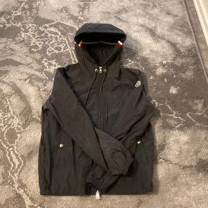 Moncler vind,regn jacka - Säljer den här Moncler vind,regn jacka för att jag beställde fel storlek äkta finns nfc endast testat aldrig använt skick 10/10 inga skador på den hör via intresse/frågor!