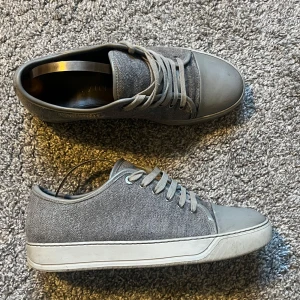 Lanvin - Ett par tvärfeta lanvins. Riktigt unik colorway som ja säljer till dunderpris. Finns defekter på skorna (se bild 4) men inget man tänker på. Hör av dig om du har frågor. Lanvin påse ingår. pris kan diskuteras //Tom 