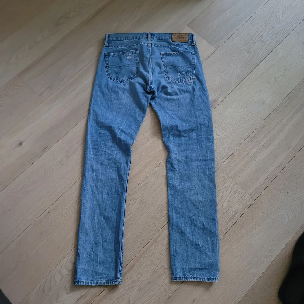 Riktigt feta och unika Ralph Lauren jeans med sköna slitningar! Superfint skick. Slim fit strl 30/34.. Jeans & Byxor.