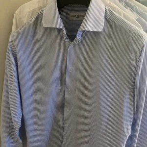 John Henric skjorta - Säljer denna skjorta från John Henric i toppskick. Storlek 39 (15 1/2). Frakt eller möter upp i Stockholm. Nypris ca 1400 mitt pris 400! Rensar av garderoben så kolla in profilen här eller liljegren på blocket! Kan fixa packetpris!