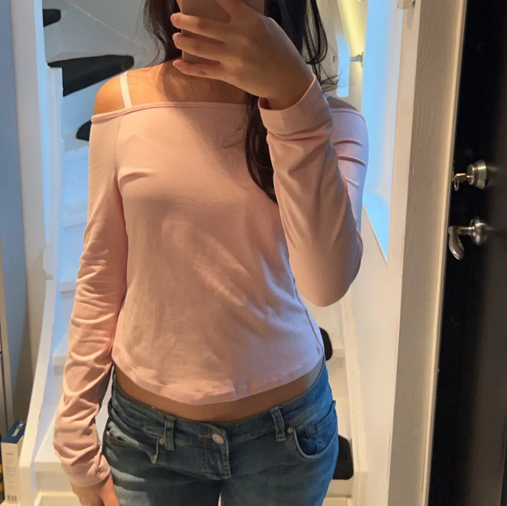 Säljer en rosa Off shoulder topp eftersom att den aldrig kommer till användning. Den är i storlek XS och är i väldigt bra skick!💗. Toppar.