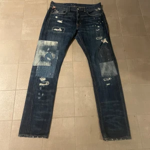 Unika Ralph Lauren Jeans - Tja ✌️ Jag säljer dem fetaste jeansen jag någonsin ägt. Ett par Ralph Lauren slim fit jeans. Dem har sjukt snygga slitningar och stjärn nitar. Hör av er om ni har frågor 🙏