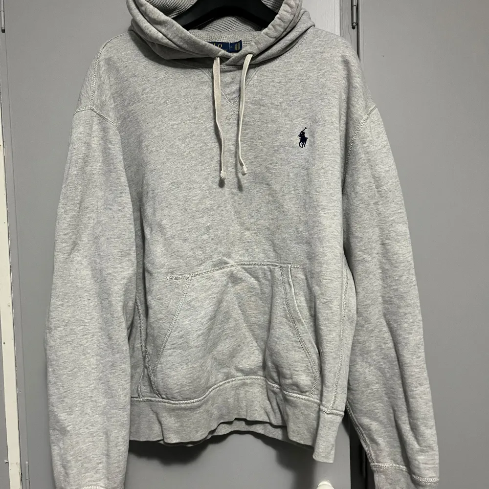 Hej! Säljer min Ralph lauren hoodie som jag inte använder så mycket. Kan frakta om köparen står för frakten. Pris kan dsk  . Hoodies.