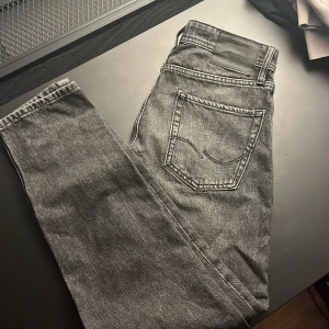 Jack & Jones jeans - Bra skicka aldrig använda råkade köpa fel storlek. Ganska baggy. Priset kan diskuteras!