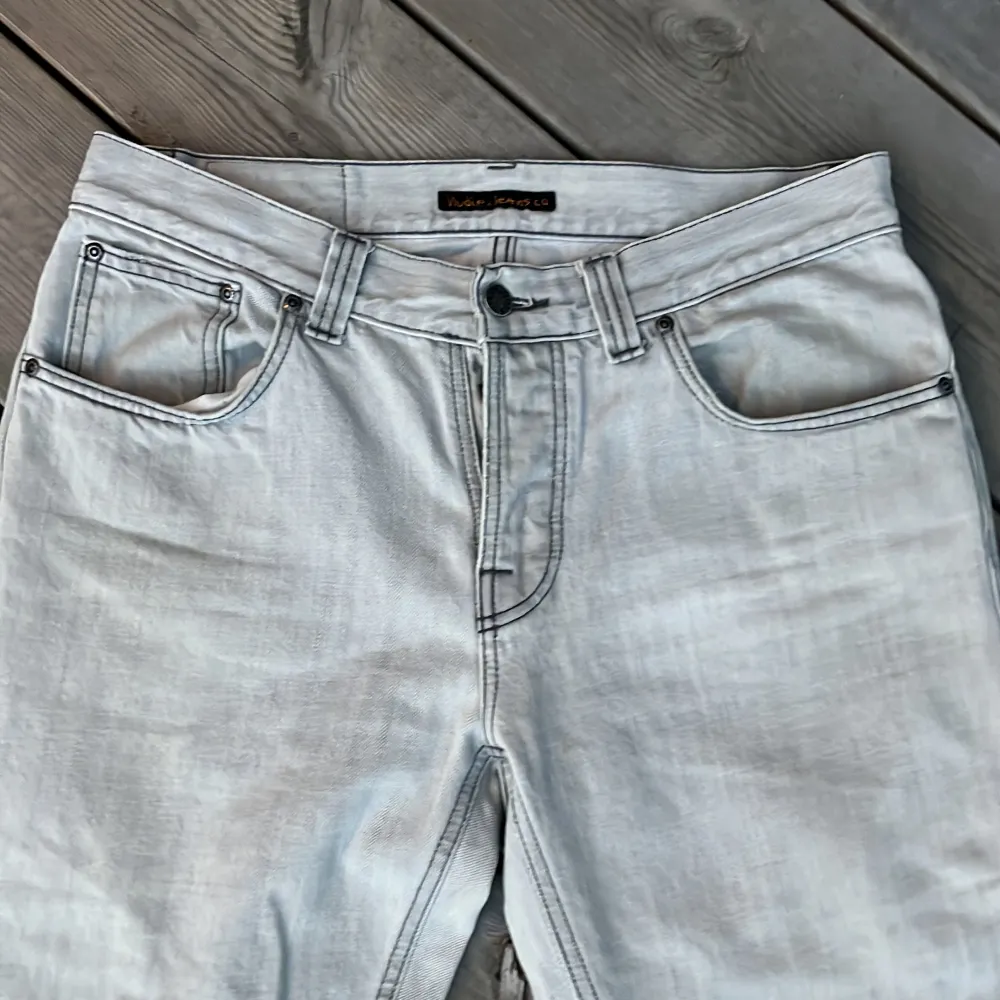 Asfeta grå/vita jeans från Nudie 🔥 Storleken är W33 L34, modell är grim trim 🚨skick är 7/10 där de är ej tvättade, och där de är använda sen tidigare 🙏  Hör av er vid frågor och funderingar ☺️. Jeans & Byxor.