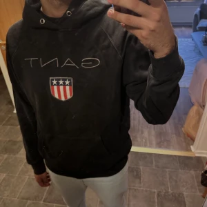 Gant hoodie  - Detta är en mörkblå gant hoodie i stolek XL. Skicket är 8/10. Säljs för 80 kr!