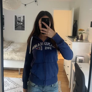 Sandhamn hoodie - Säljer min fina hoodie köpt från Sandhamn då den tyvärr inte kommer till användning längre. Den är använd men fortfarande i bra skick🌸
