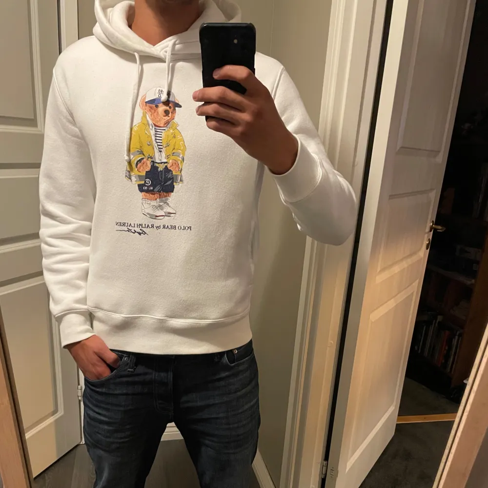 Säljer super fet vit hoodie från Polo Ralph Lauren med polobear tryck. Den är i storlek S, på bilden är jag ca 183cm. Tröjan är i 9/10 skick helt felfri. Säljer för 799kr då nypris ligger på 2500kr. Tveka inte att skriva om du har funderingar💯. Hoodies.