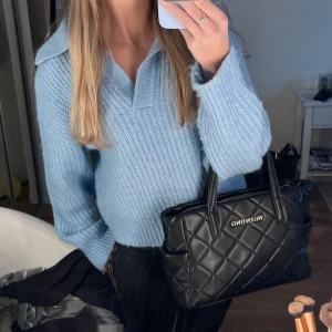 Stickad tröja - Vädligt snygg och gulligt stickad tröja. Varm och gosig till hösten och vintern🩵🩵 Anvönd nån enstaka gång och är i nyskick utan deffekter. Passar storlek XS och S