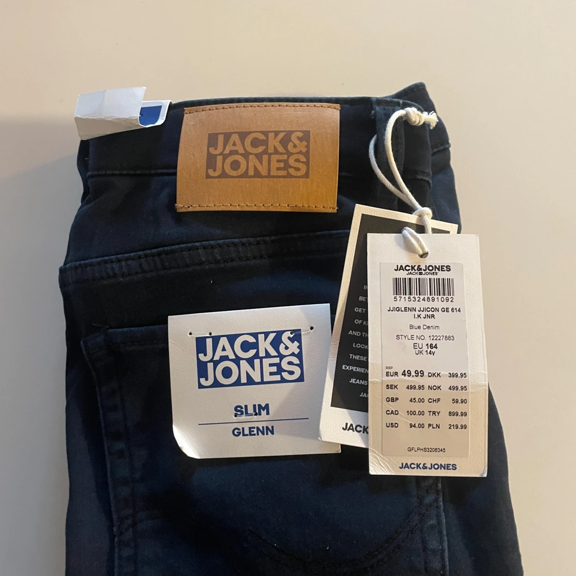 Mörkblå jeans med slitningar - 93