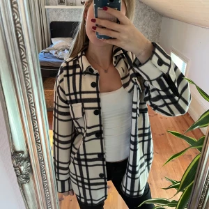 Schacket Kappahl  - Skitanygg lite lätt oversize schacket från Kappahl med väldigt många snygga detaljer, använd fåtal gånger!