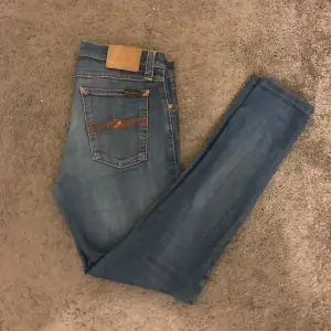 Tja, säljer nu dessa as feta nudie jeans i topp skick, dom passar 30\32 men det står konstig storlek. dem har inga slags defekter eller liknande, skriv om du har frågor eller funderingar. Pris kan sänkas vid snabbaffär.