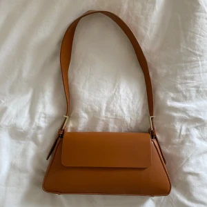 Brun axelväska i skinn - Superfin brun/congac färgad väska från zara!